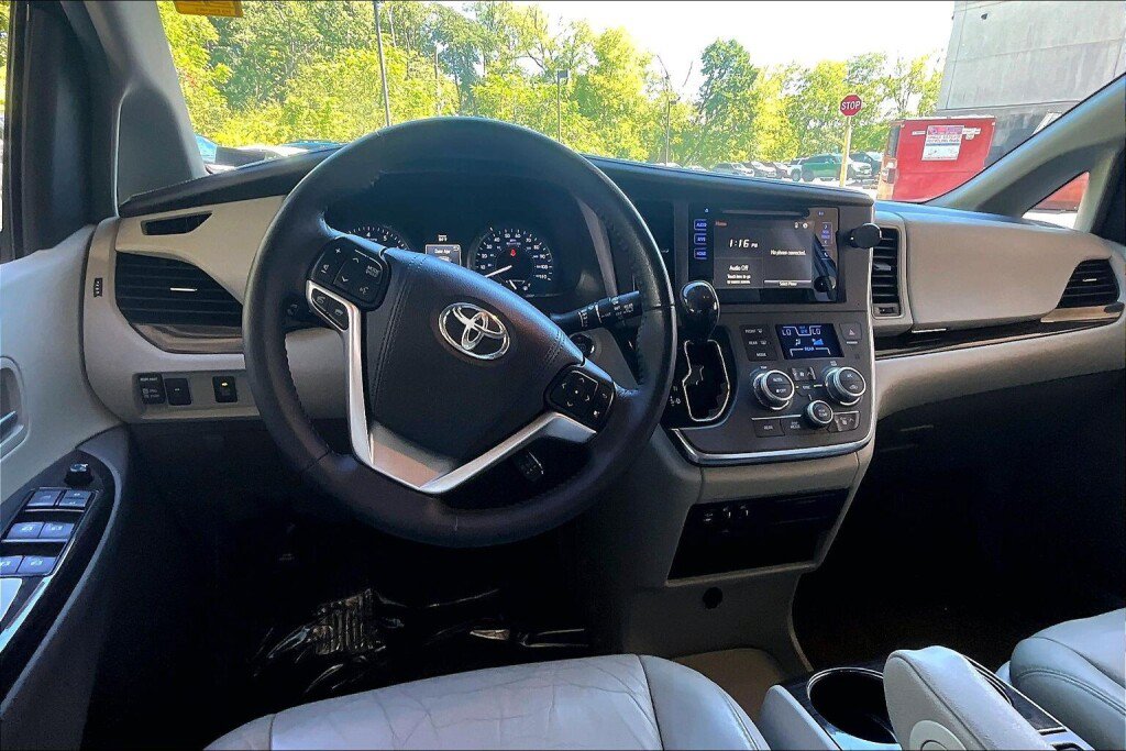 Used 2017 Toyota Sienna XLE FWD image 7