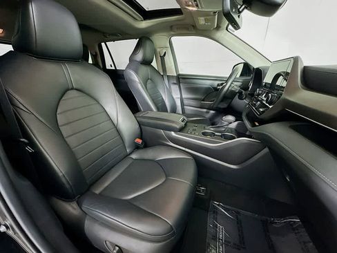 Used 2023 Toyota Highlander XLE image 15