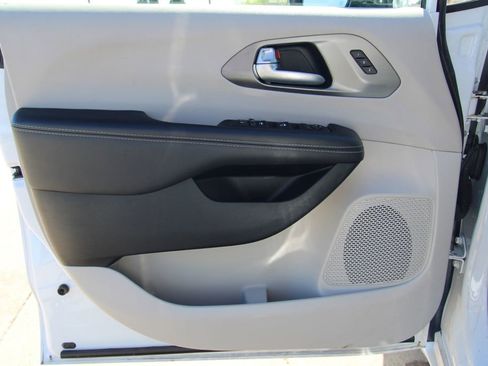 Used 2024 Chrysler Pacifica Touring-L FWD image 38