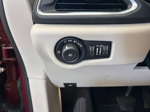 Used 2020 Chrysler Pacifica Limited FWD image 16