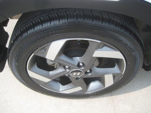 Used 2022 Hyundai Venue Limited image 8