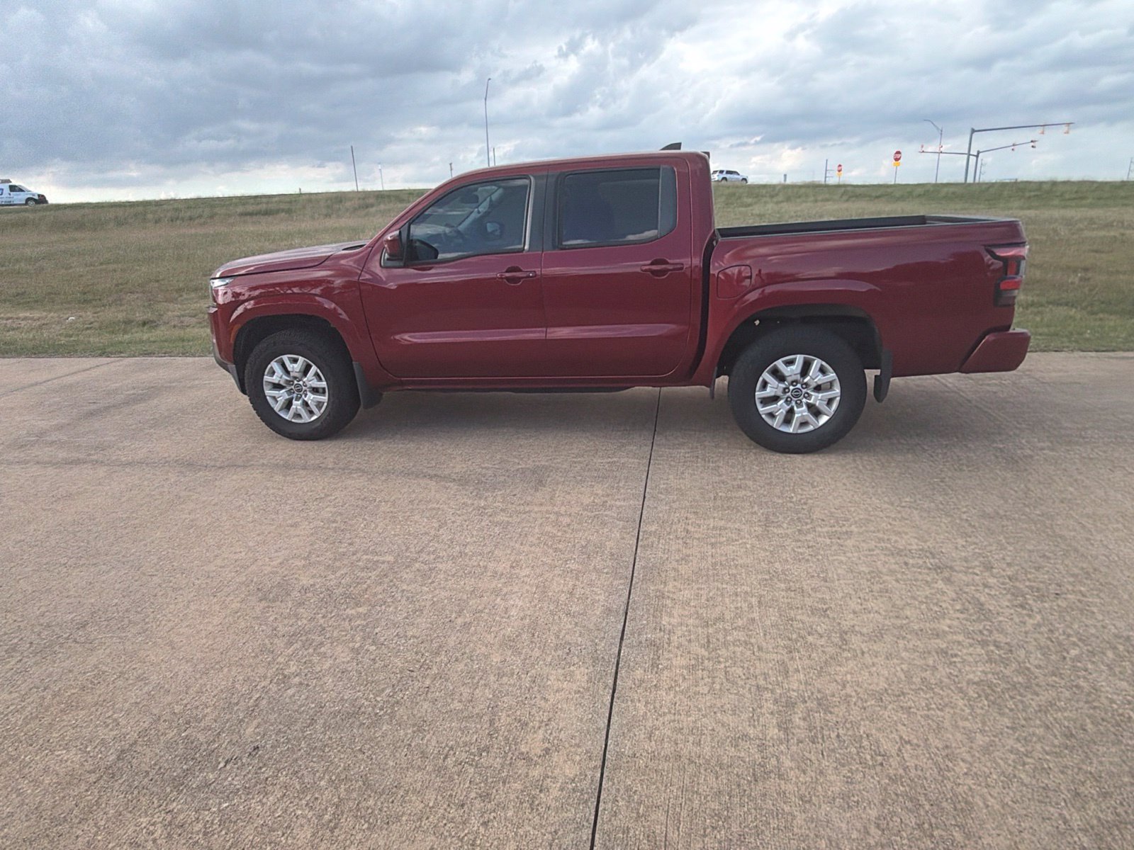 Used 2022 Nissan Frontier SV w/ Technology Package AWD/4WD image 2