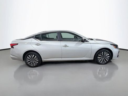 Used 2024 Nissan Altima 2.5 SV AWD/4WD image 10