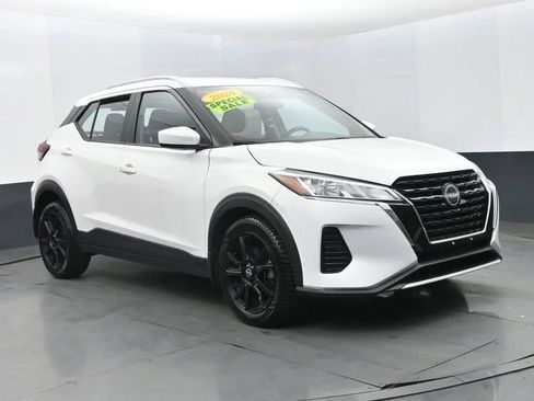 Used 2024 Nissan Kicks SV FWD image 2