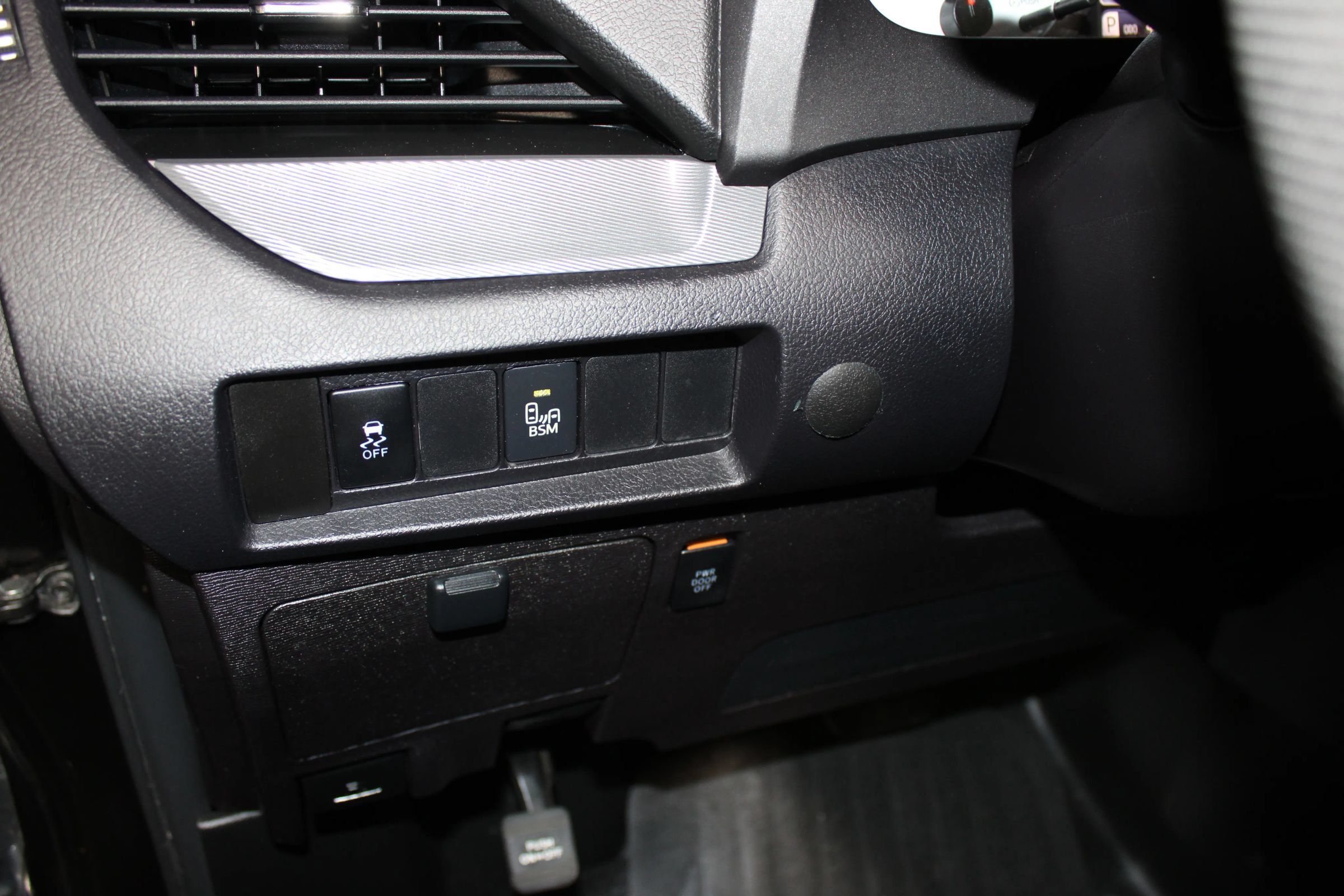 Used 2015 Toyota Sienna SE w/ SE Preferred Package FWD image 21