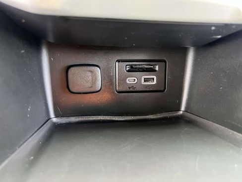 Used 2023 GMC Acadia SLT w/ Preferred Package image 31