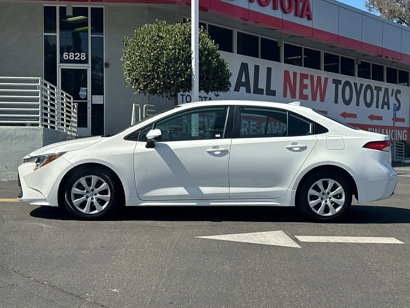 Used 2024 Toyota Corolla LE FWD image 2