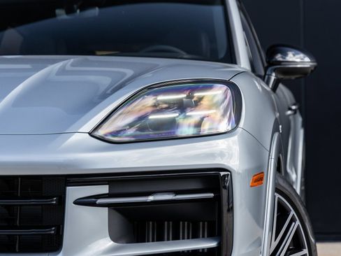 Certified 2025 Porsche Cayenne S AWD/4WD image 18