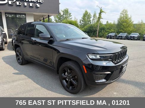 Used 2024 Jeep Grand Cherokee Altitude AWD/4WD image 10