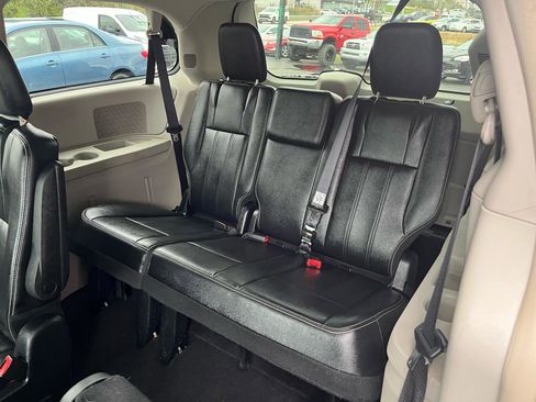 Used 2014 Chrysler Town & Country Touring image 24