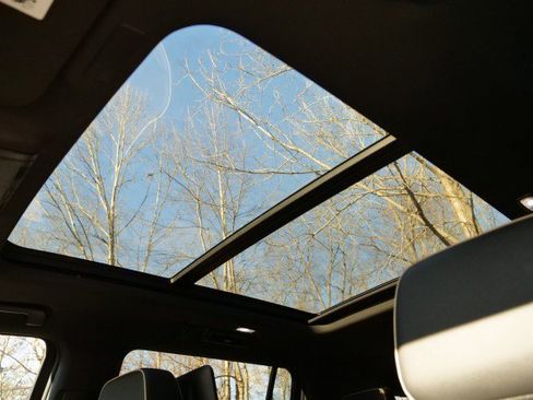 Used 2025 Chevrolet Suburban Premier image 7