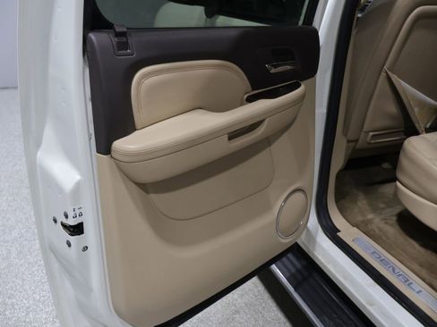 Used 2011 GMC Yukon XL Denali AWD/4WD image 19
