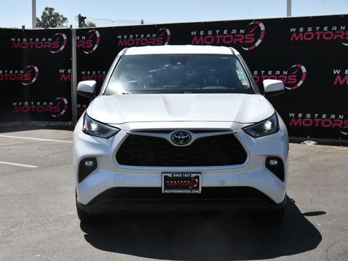 Used 2024 Toyota Highlander LE AWD/4WD image 2