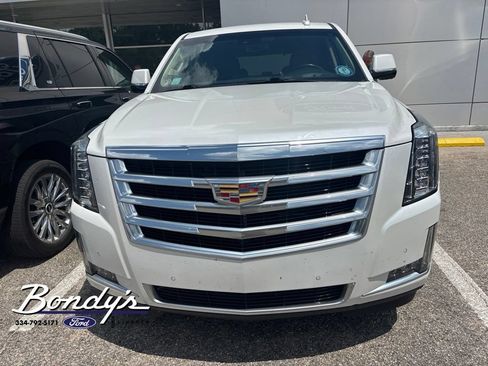 Used 2018 Cadillac Escalade Luxury RWD image 2
