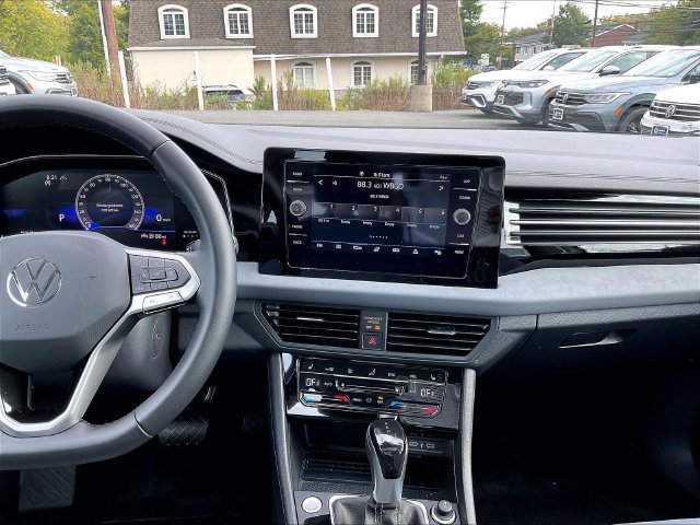 Certified 2025 Volkswagen Jetta SE w/ Sunroof Package FWD image 15