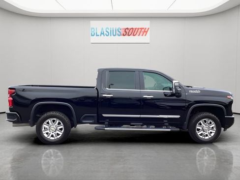 Used 2024 Chevrolet Silverado 2500 High Country AWD/4WD image 2