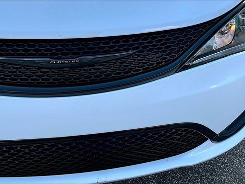 Used 2020 Chrysler Pacifica Touring-L w/ S Appearance Package image 28