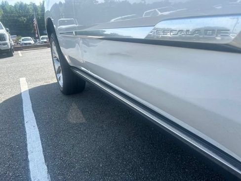 Used 2019 Cadillac Escalade Premium Luxury AWD/4WD image 4
