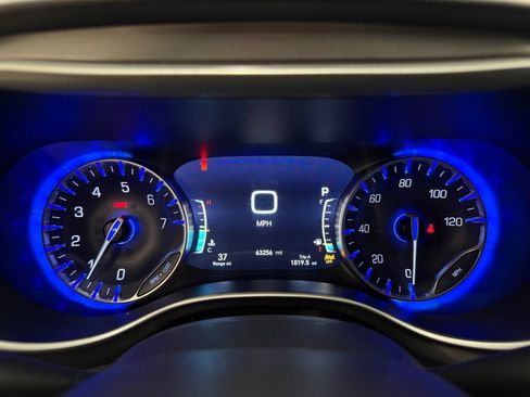 Used 2023 Chrysler Pacifica Touring-L FWD image 13