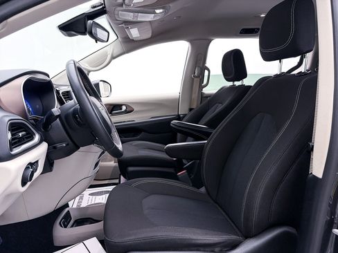 Used 2023 Chrysler Voyager LX image 17