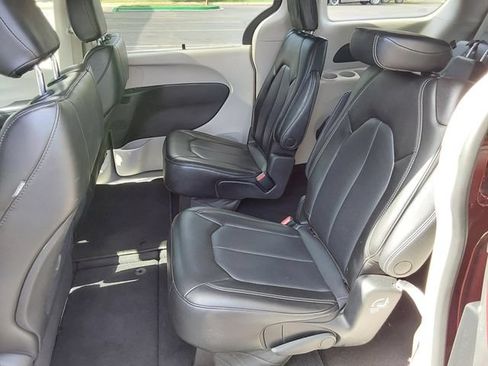Used 2023 Chrysler Pacifica Touring-L FWD image 41