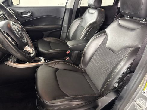 Used 2018 Jeep Compass Latitude FWD image 11