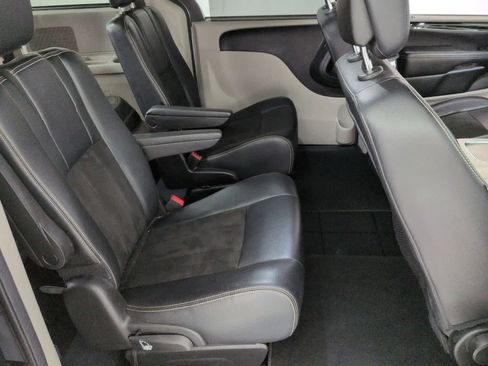 Used 2019 Dodge Grand Caravan SXT w/ Driver Convenience Group image 20