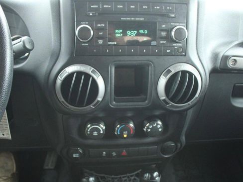 Used 2015 Jeep Wrangler Sport image 17