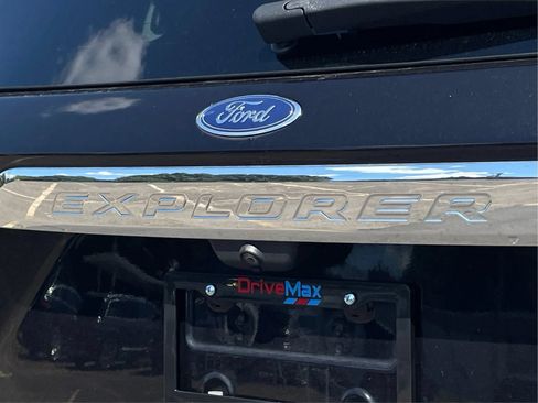 Used 2020 Ford Explorer XLT w/ Equipment Group 202A AWD/4WD image 29