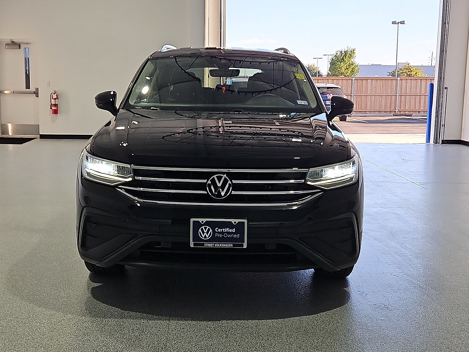 Certified 2024 Volkswagen Tiguan SE FWD image 3
