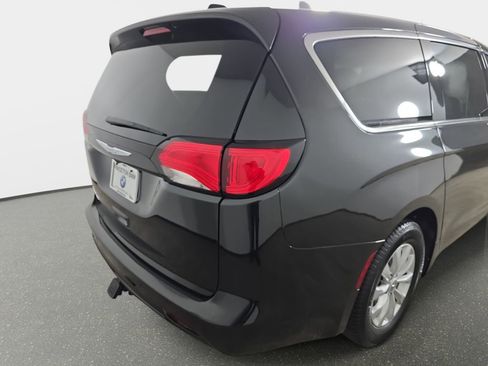Used 2017 Chrysler Pacifica Touring w/ Tire & Wheel Group FWD image 39