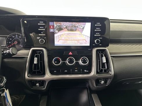 Used 2023 Kia Sorento LX image 22