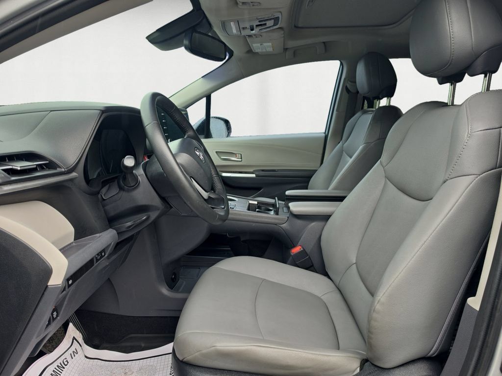Used 2023 Toyota Sienna XLE FWD image 10