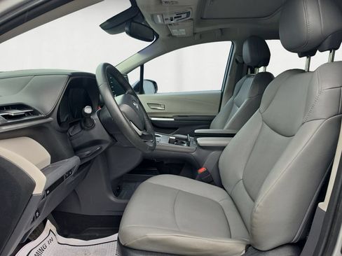 Used 2023 Toyota Sienna XLE FWD image 10