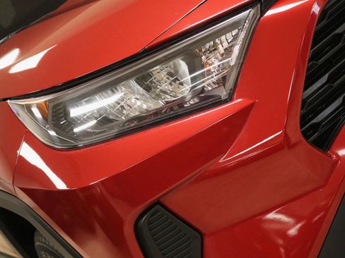 Used 2021 Toyota RAV4 LE image 93