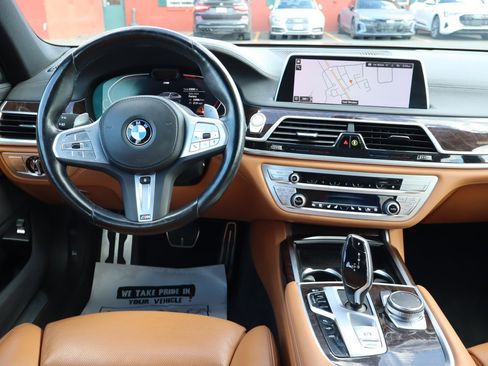 Used 2022 BMW 750i xDrive w/ Luxury Rear Seating Package image 12