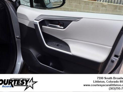 Used 2020 Toyota RAV4 XLE Premium AWD/4WD image 31