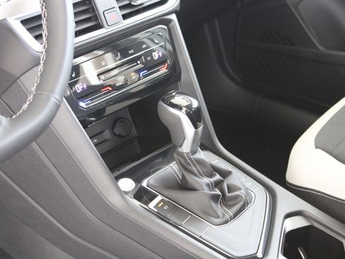 New 2025 Volkswagen Taos SE image 15