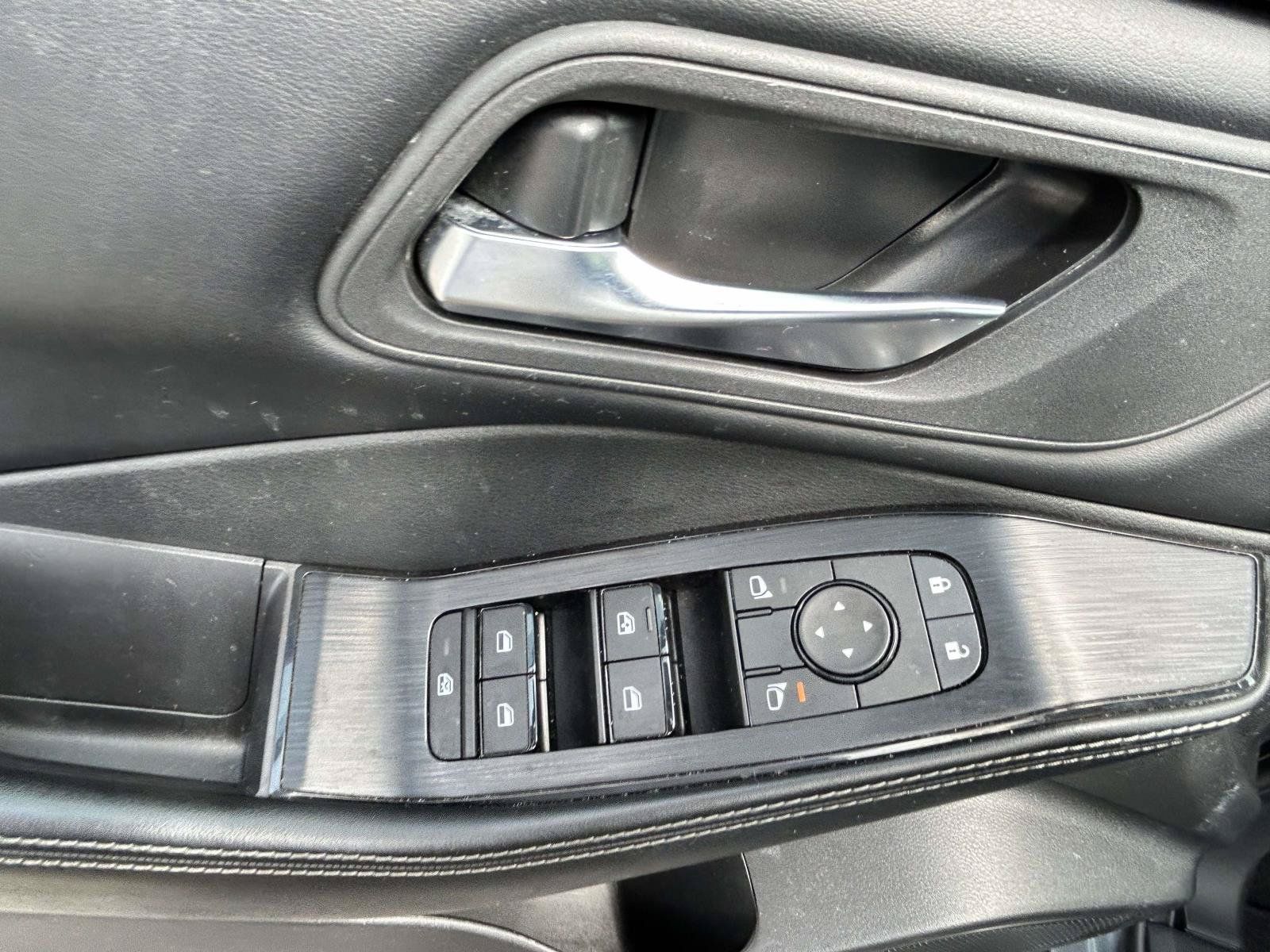 Used 2025 Nissan Rogue SV AWD/4WD image 13