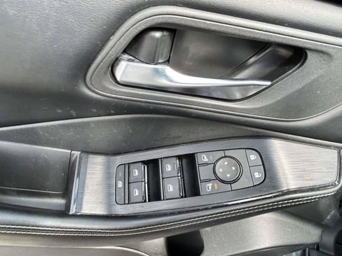 Used 2025 Nissan Rogue SV AWD/4WD image 13