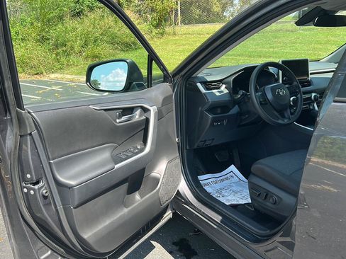 Used 2025 Toyota RAV4 XLE AWD/4WD image 10
