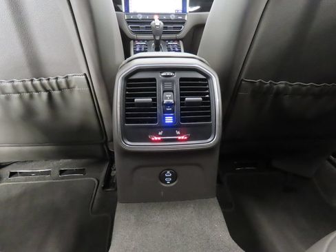 Certified 2024 Porsche Macan AWD/4WD image 33