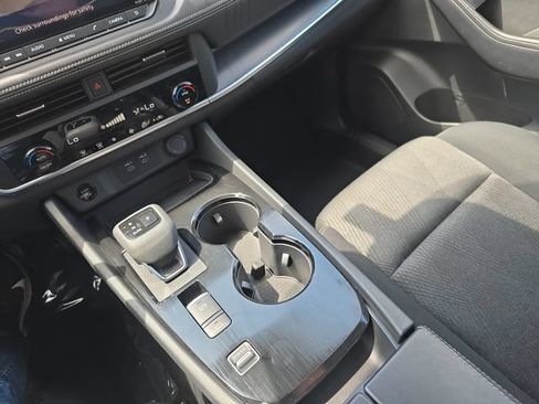 Used 2025 Nissan Rogue SV FWD image 27