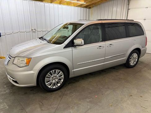 Used 2012 Chrysler Town & Country Touring-L w/ Premium Group FWD image 4