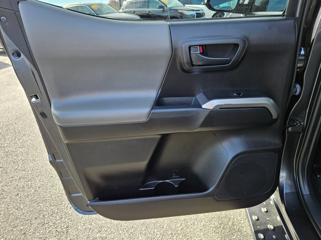 Used 2021 Toyota Tacoma SR5 AWD/4WD image 13