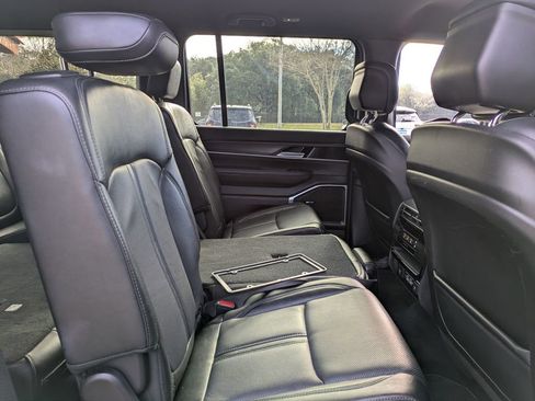 Used 2024 Jeep Wagoneer L Series II image 31