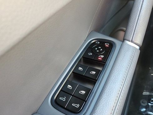 Used 2021 Porsche Cayenne w/ Premium Package image 37