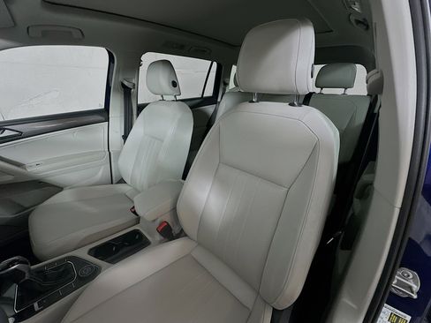 Used 2022 Volkswagen Tiguan SE w/ Panoramic Sunroof Package image 19