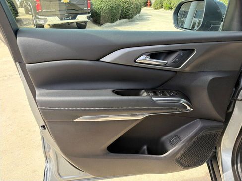 Used 2025 Chevrolet Traverse LT image 4
