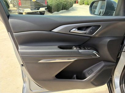 Used 2025 Chevrolet Traverse LT